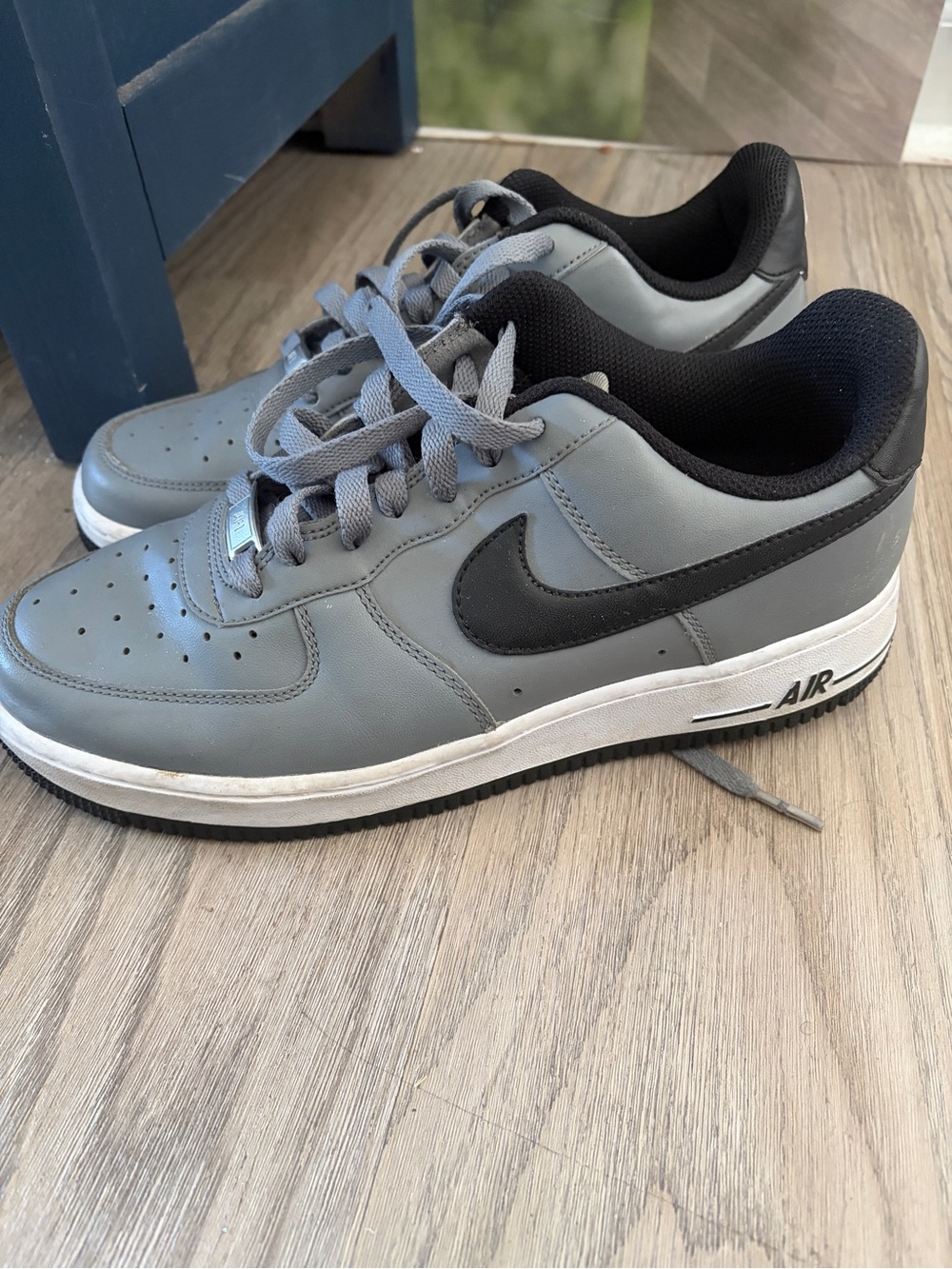 Nike Men's Low-Top Gray and Black Leather Sneakers